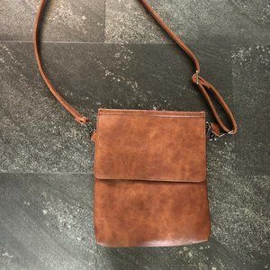 S-Q - Vegan leather crossbody bag. NEVER WORN !